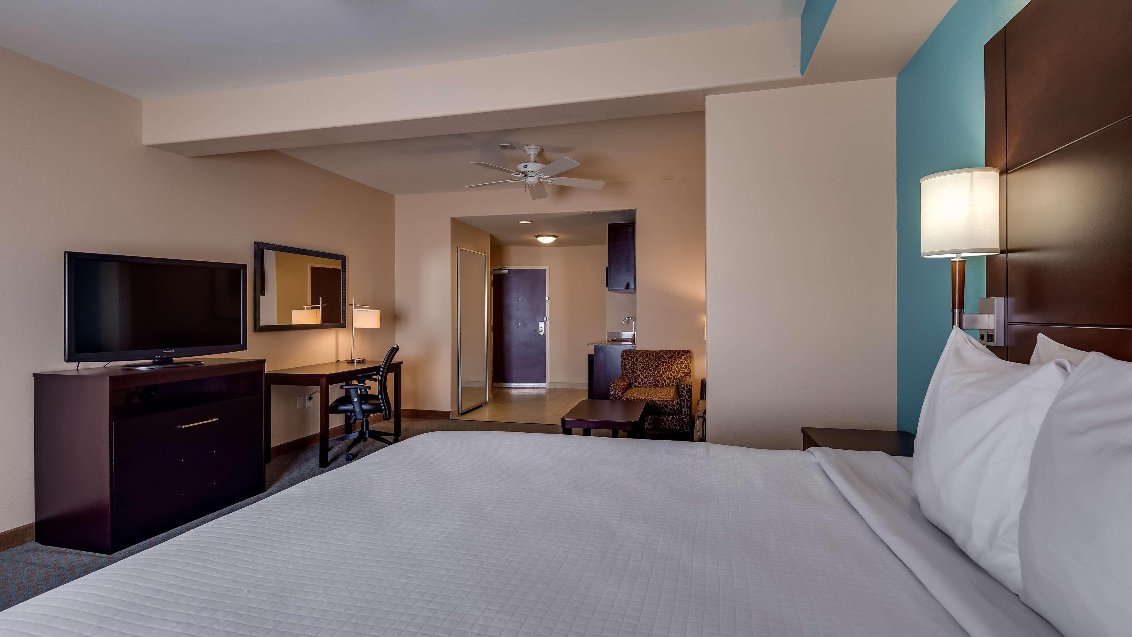 Best Western Plus Midland Suites Exterior photo