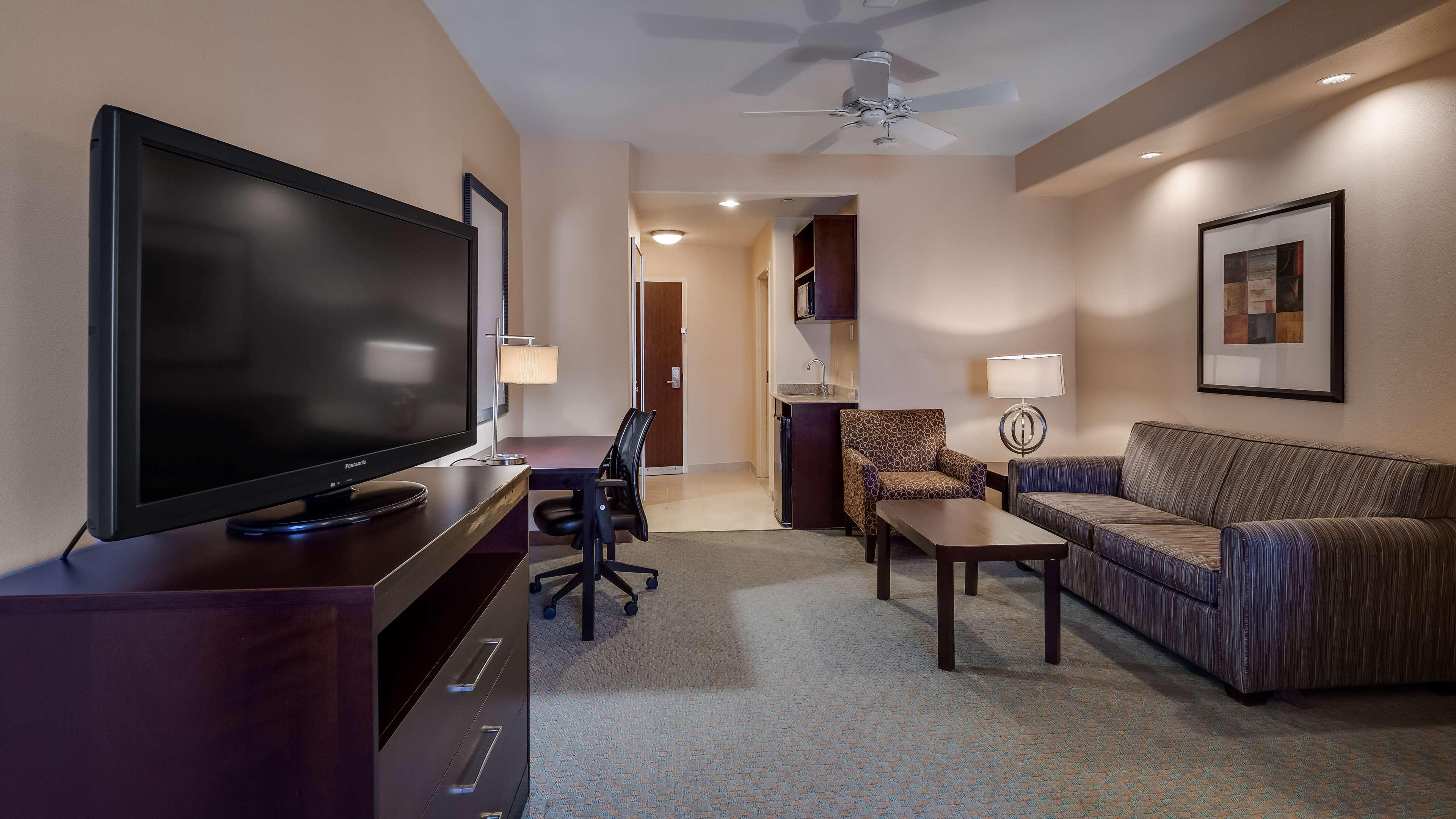 Best Western Plus Midland Suites Exterior photo