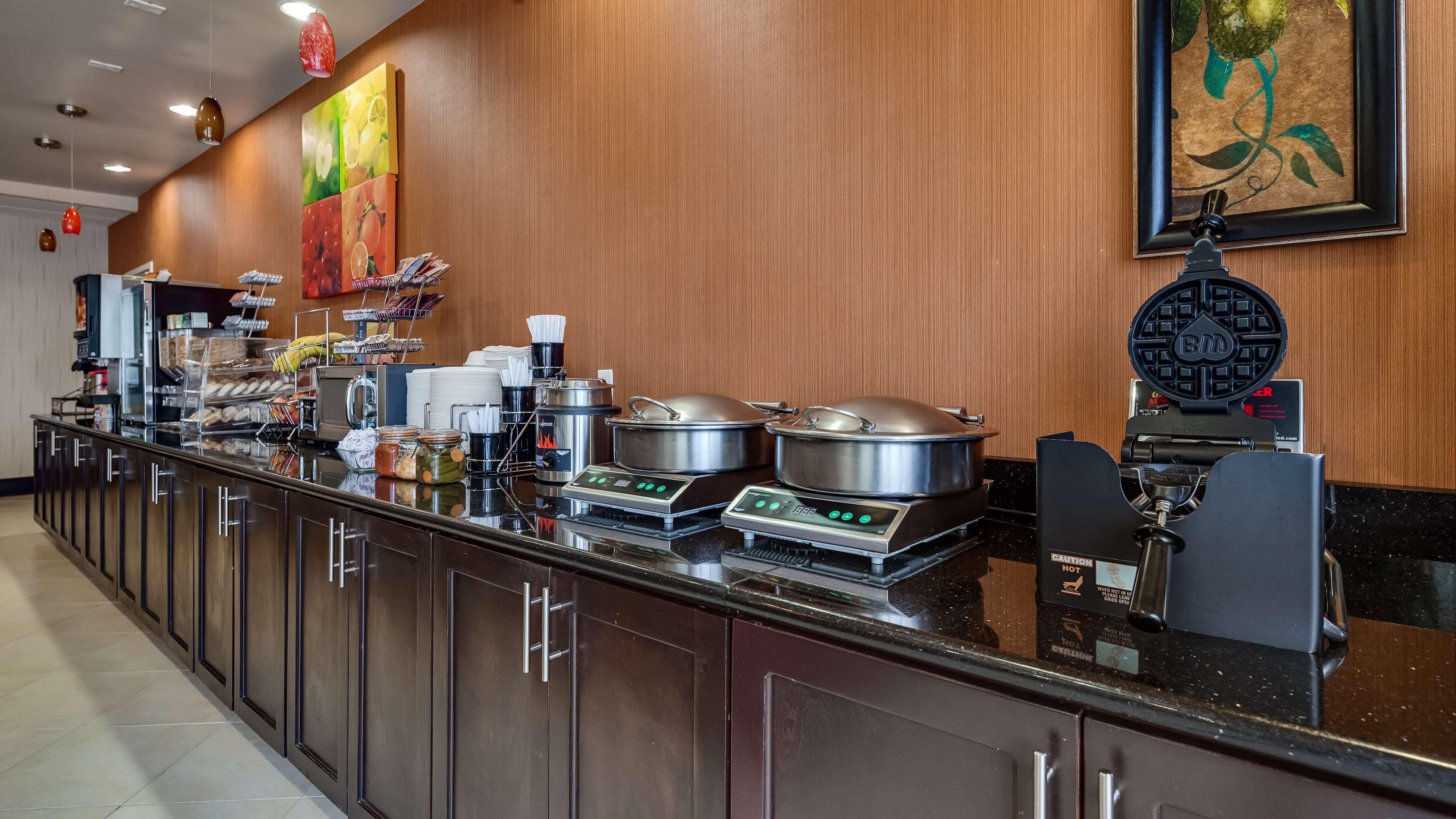 Best Western Plus Midland Suites Exterior photo
